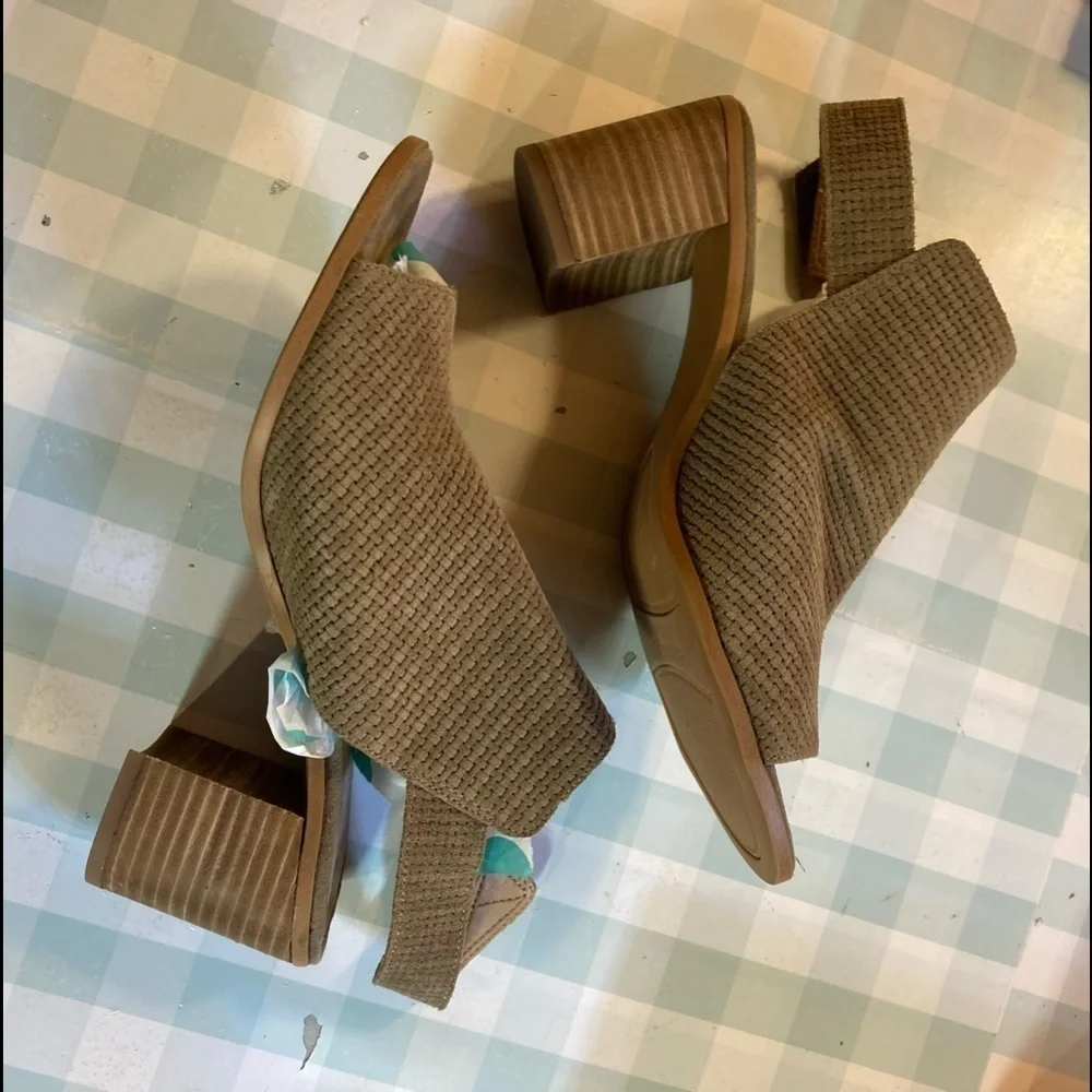 NEW Franco Sarto sz 7,5 Helix olive suede peeptoe